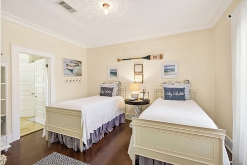 Authentic Ocean Springs Cottage 