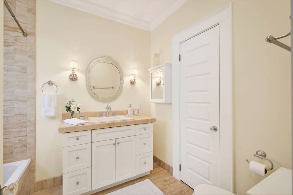Authentic Ocean Springs Cottage - D'Iberville Middle School, MS