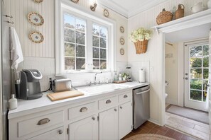 House | Private kitchen - Authentic Ocean Springs Cottage  (Ocean Springs)