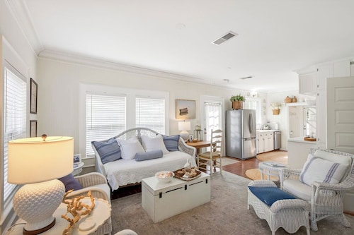 Authentic Ocean Springs Cottage 
