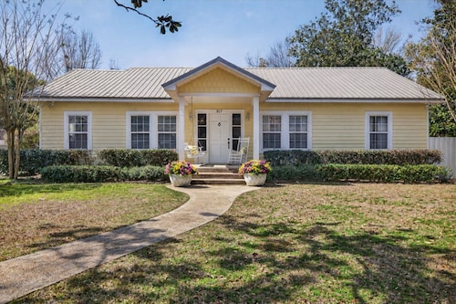 Authentic Ocean Springs Cottage 