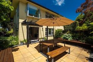 Outdoor dining - Luxury Hagley Park Townhouse | Office Setup (Christchurch)