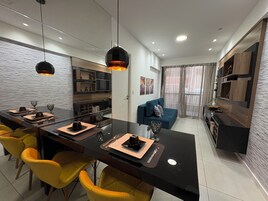 Deluxe apartman, erkély | Étkezési lehetőség