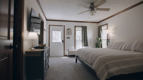 Luxurious 1-Bedroom Townhome in Peachtree City with AC