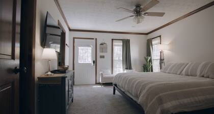 Luxurious 1-Bedroom Townhome in Peachtree City with AC