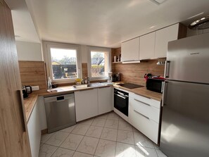Wasserkocher mit Kaffee-/Teezubehör, Kühlschrank, Mikrowelle, Ofen