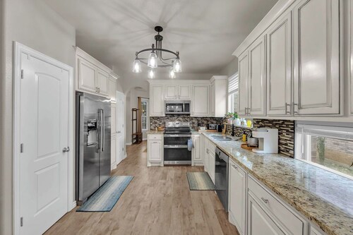 Charming 4-bedroom house with Pool in cozy Burleson