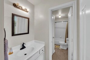 Jetted bath, hair dryer, towels, soap - Charming 4-bedroom house with Pool in cozy Burleson (Burleson)