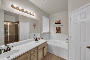 Jetted bath, hair dryer, towels, soap - Charming 4-bedroom house with Pool in cozy Burleson (Burleson)
