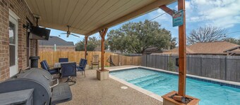Charming 4-bedroom house with Pool in cozy Burleson