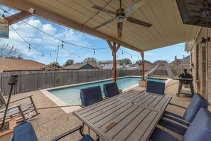 Outdoor pool - Charming 4-bedroom house with Pool in cozy Burleson (Burleson)
