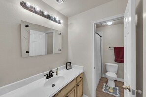 Jetted bath, hair dryer, towels, soap - Charming 4-bedroom house with Pool in cozy Burleson (Burleson)