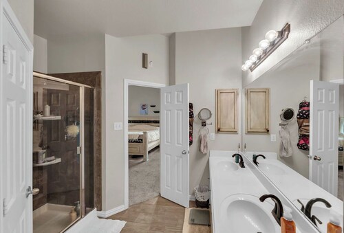 Charming 4-bedroom house with Pool in cozy Burleson