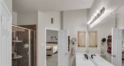 Charming 4-bedroom house with Pool in cozy Burleson