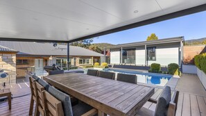 Outdoor dining - Route 86 Bright stunning holiday home with private pool. (Bright)