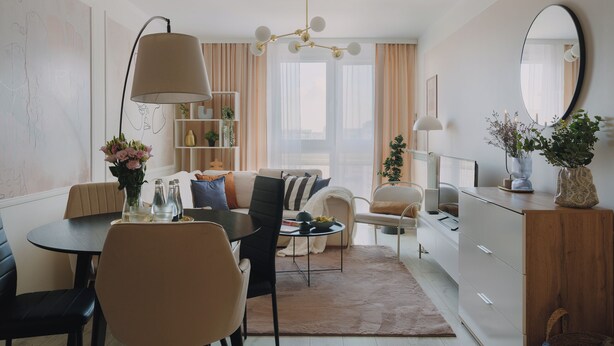 Ett modernt vardagsrum med en matplats, en soffgrupp, ett soffbord och en stor spegel.