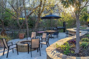Outdoor dining - Lost Creek Lodge - 2 blocks from Main with Pool (Fredericksburg)