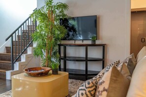 Televisión, chimenea y oficina