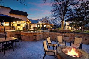 A lodge with a pool, outdoor seating, and a fire pit. - Lost Creek Lodge - 2 blocks from Main with Pool (Fredericksburg)