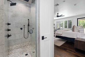 Shower, hair dryer, towels, shampoo - Lost Creek Lodge - 2 blocks from Main with Pool (Fredericksburg)