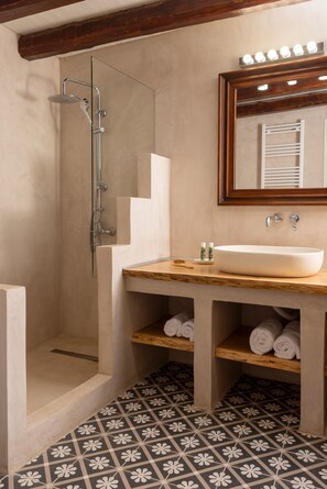 Shower, hair dryer, towels - Villa Helidona with Private Pool (Episkopi)