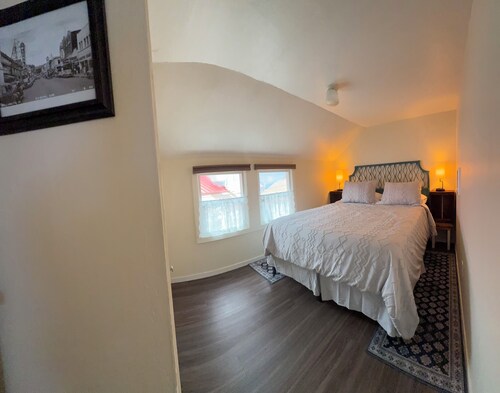 Charming stand alone 1-bedroom apartment in the historic Whitaker neighborhood.