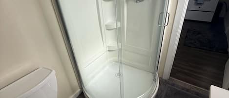 Douche, serviettes fournies, papier de toilette