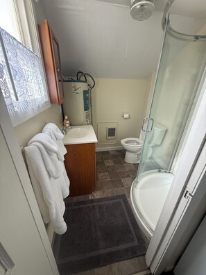 Douche, serviettes fournies, papier toilette