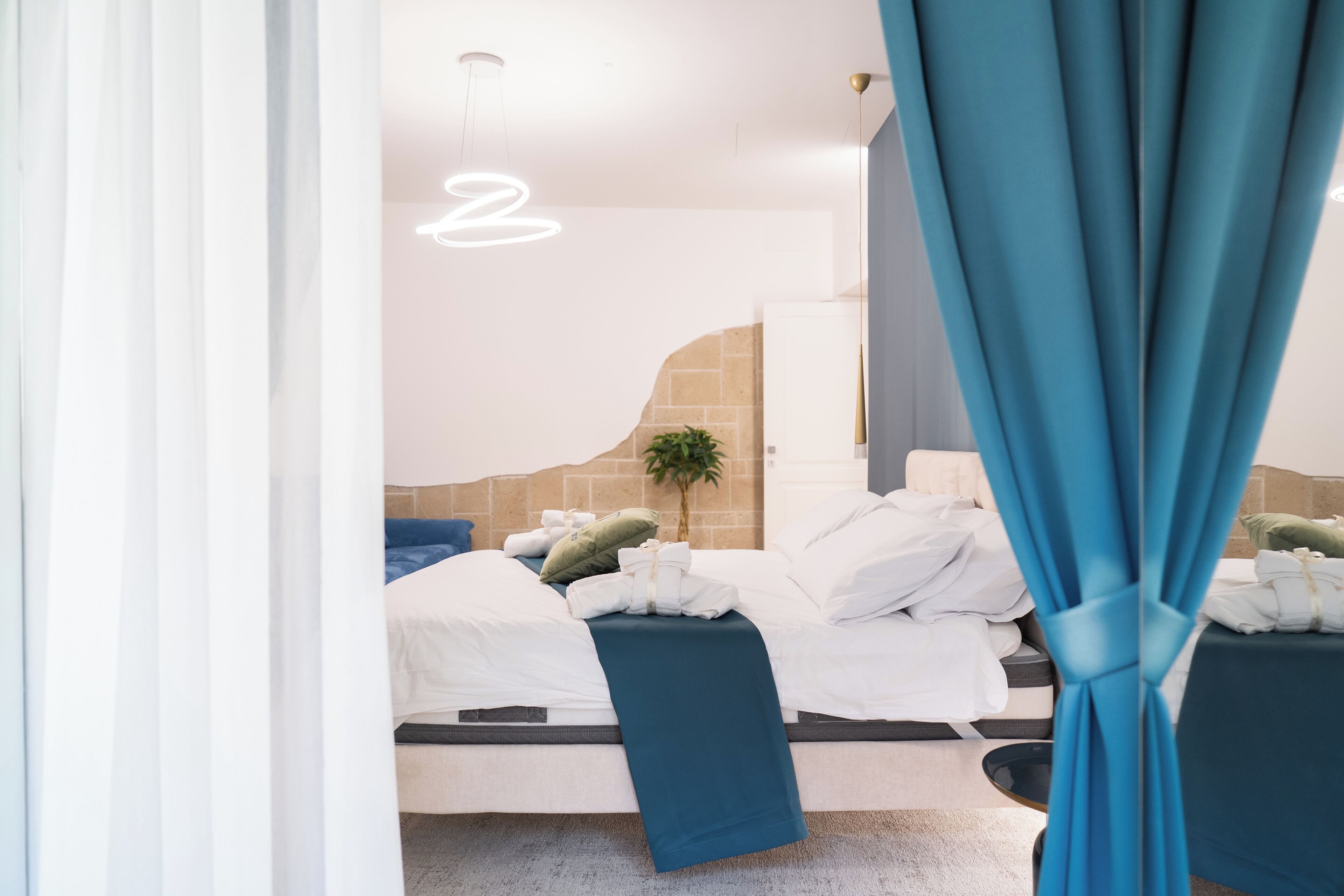 Kamar Quadruple Mewah | Seprai katun Mesir, seprai premium, dan selimut bulu angsa