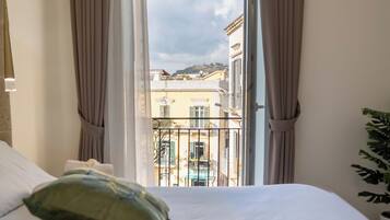 Luxury-Doppelzimmer, eingeschränkter Meerblick | Bettwäsche aus ägyptischer Baumwolle, hochwertige Bettwaren