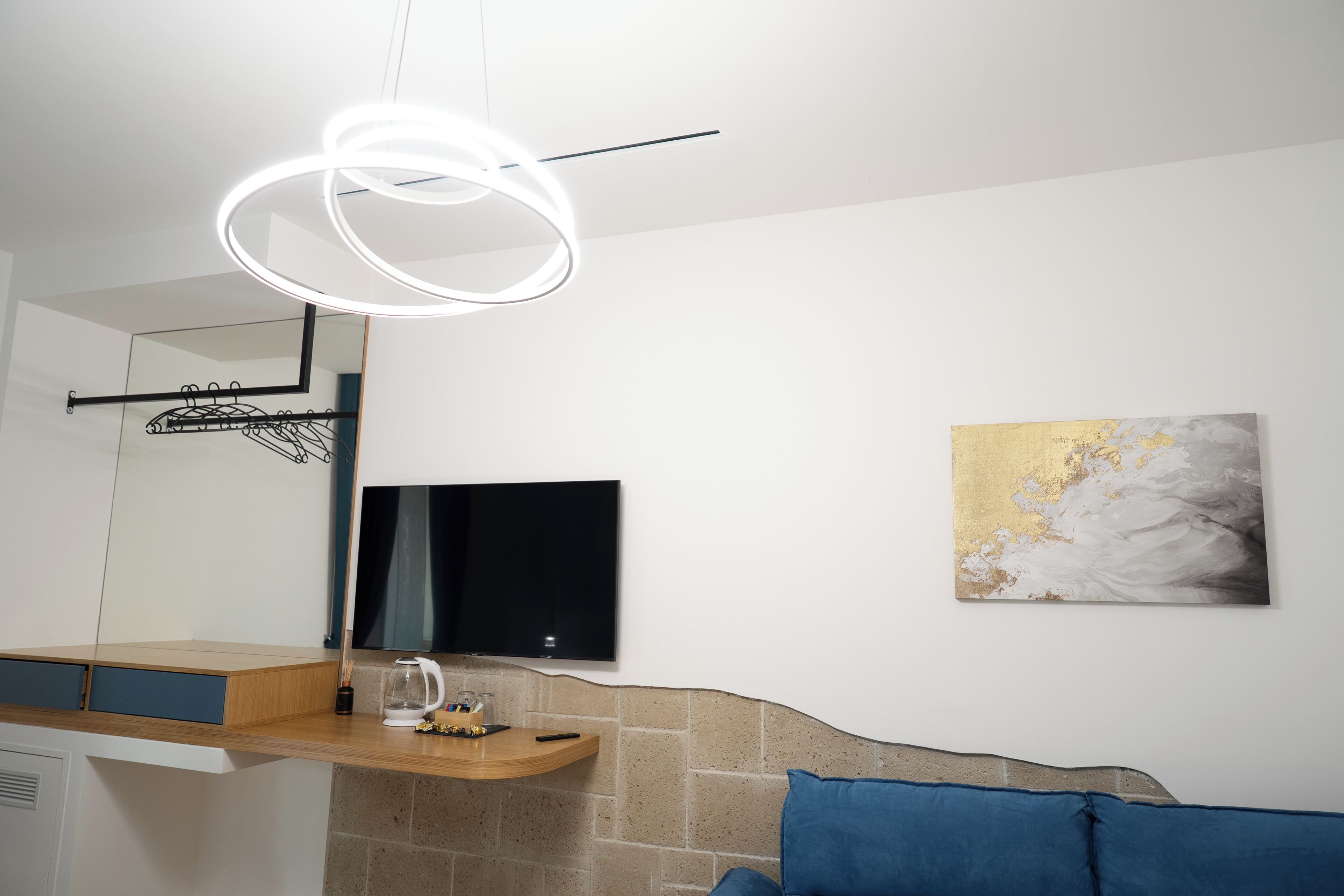 Habitación cuádruple de lujo | Zona de estar | Smart TV de 56 pulgadas con canales digitales, Netflix