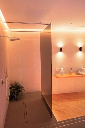 A modern bathroom with a shower, a sink, and a small plant. - Napolitano Rooms - FLEGREA spa (Pozzuoli)
