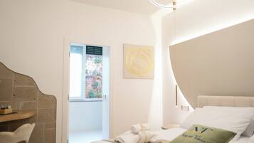 Habitació d'hotel moderna amb llit, escriptori i vistes a l'exterior.