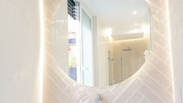 Luxury Double Room, Courtyard View | Bathroom