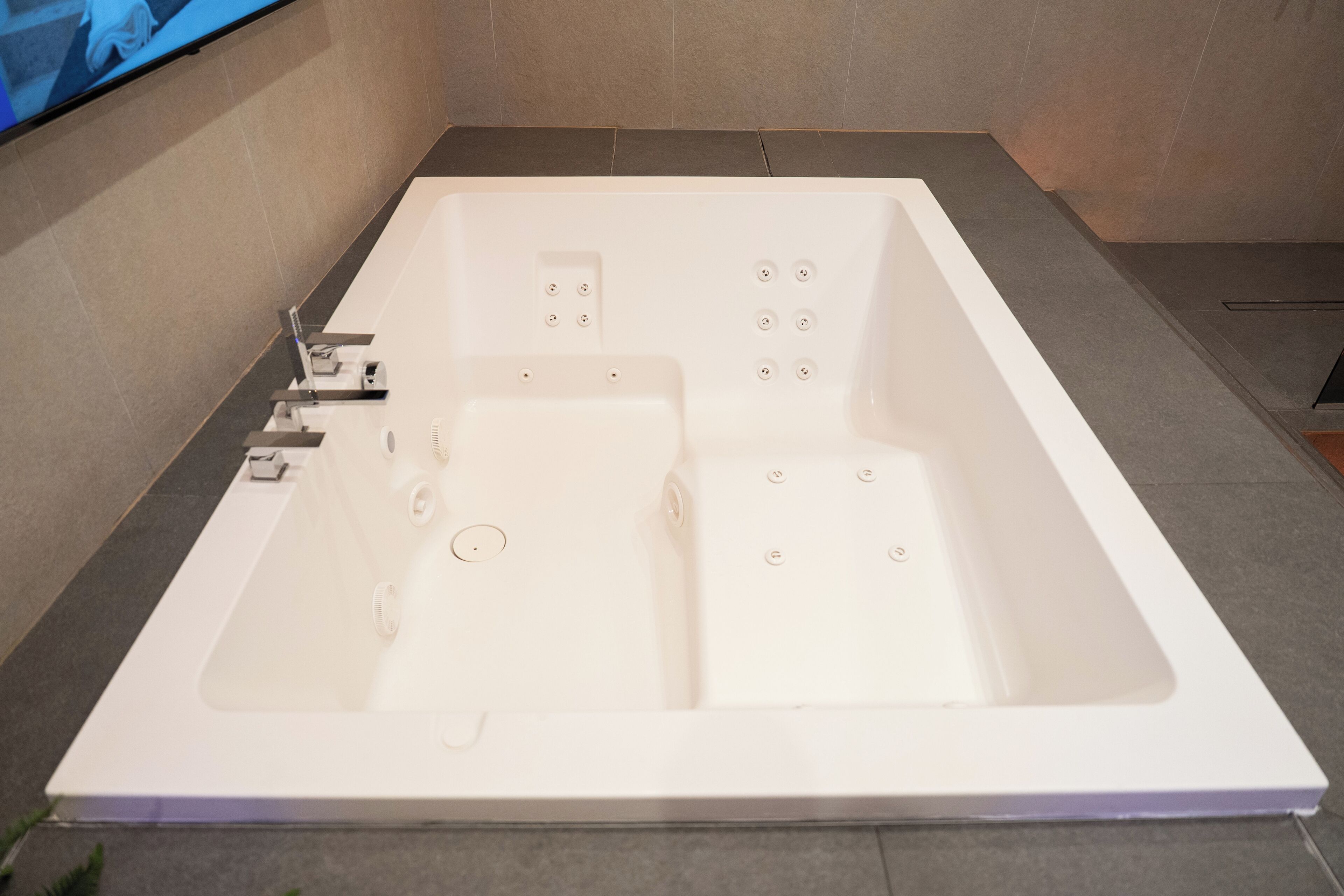 Couples treatment rooms, body treatments, hydrotherapy, aromatherapy