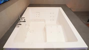 Couples treatment rooms, body treatments, hydrotherapy, aromatherapy