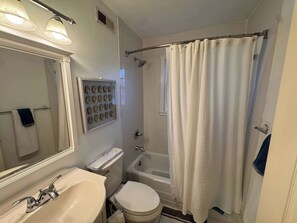 Dusche, Haartrockner, Handtücher, Shampoo