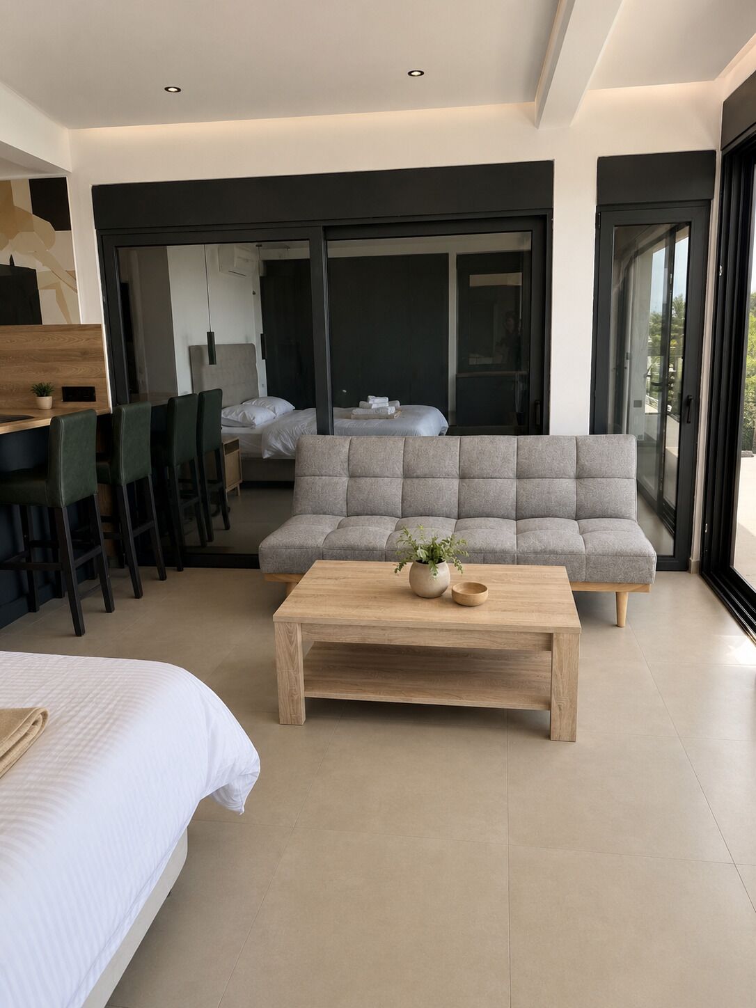 Suite junior, lanai, vistas parciales al mar | Caja fuerte, escritorio, espacio para trabajar con un portátil