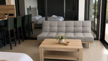 Suite junior, lanai, vistas parciales al mar | Caja fuerte, escritorio, espacio para trabajar con un portátil