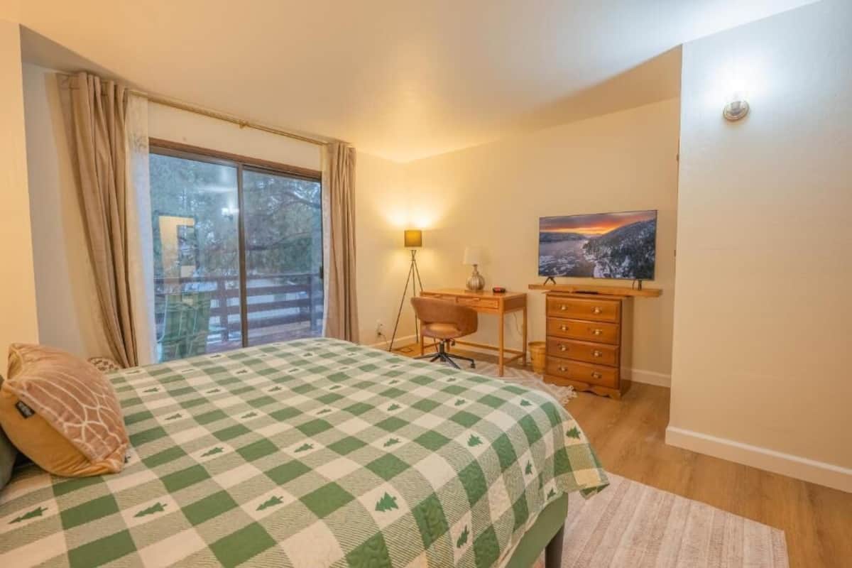 Casa básica, sacada, vista para a montanha