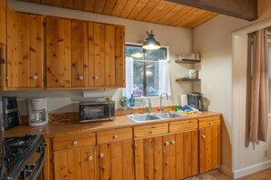 Casa básica, balcón, vistas a la montaña | Cocina privada