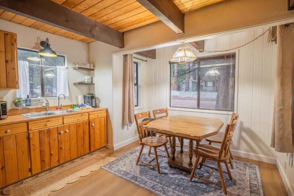 Basic House, Balcony, Mountain View | Dining