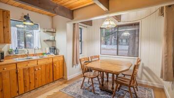 Basic House, Balcony, Mountain View | Dining