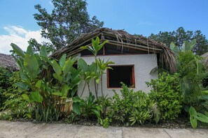 Comfort Quadruple Room | Bed sheets - Makai Beach Hostel (Necocli)