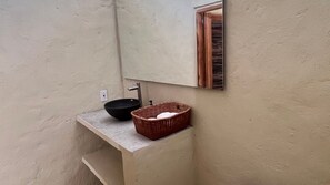 Standard Quadruple Room | Bathroom