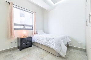 2 bedrooms, desk, iron/ironing board, WiFi - 1 King & 2 Twin Bed | 6 people 2BR2br | Gym & Pool (Monterrey)