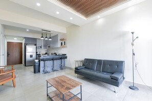 Living area - 1 King & 2 Twin Bed | 6 people 2BR2br | Gym & Pool (Monterrey)