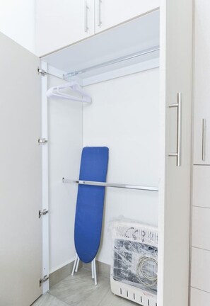 Interior - 1 King & 2 Twin Bed | 6 people 2BR2br | Gym & Pool (Monterrey)