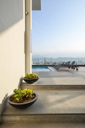 Pool - 1 King & 2 Twin Bed | 6 people 2BR2br | Gym & Pool (Monterrey)