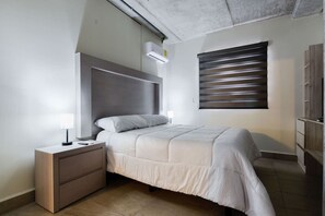 Room - 1 Queen, 2 Sofa Beds, WiFi, Gym, Pool – Sleeps 5 (Monterrey)